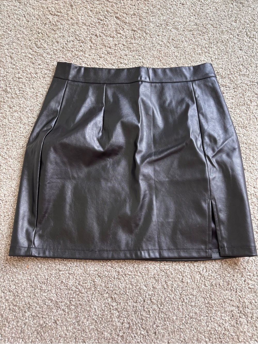 Guanyy Faux Leather Mini Skirt with Side Slit Black